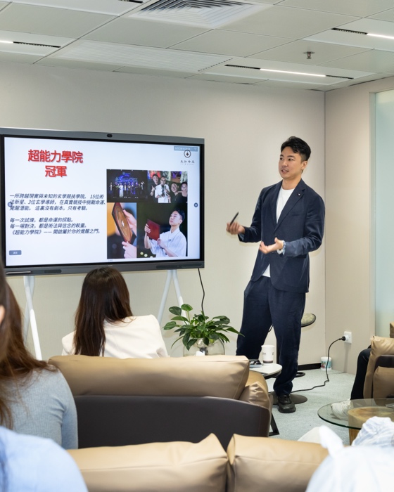 男人和女人在房间里玩体感游戏

AI 生成的内容可能不正确。